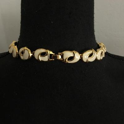 Beautiful vintage, very nice gold toned cream, enamel collar statement, necklace