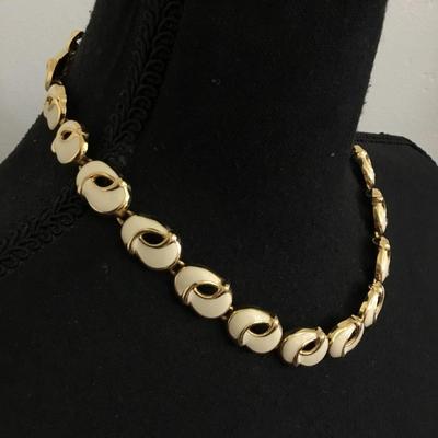 Beautiful vintage, very nice gold toned cream, enamel collar statement, necklace
