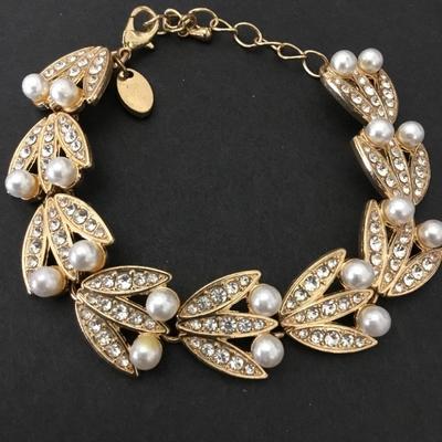 Pretty gold tone faux pearl bracelet