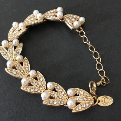 Pretty gold tone faux pearl bracelet