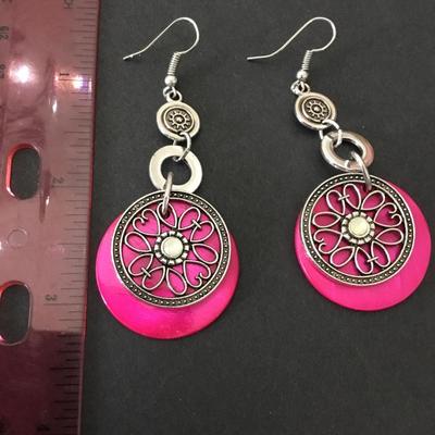 Beautiful Silvertone, hot pink shell dangle earrings
