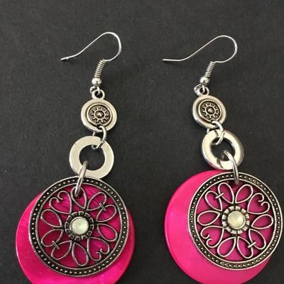 Beautiful Silvertone, hot pink shell dangle earrings