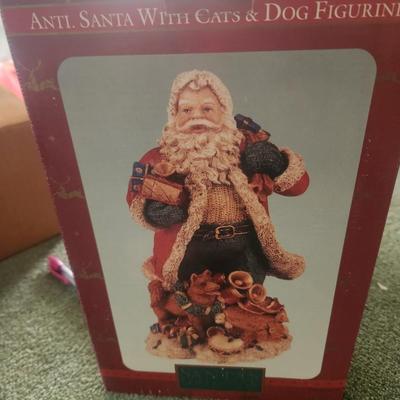 Vintage Heritage Santa Centerpiece Resin Figurine