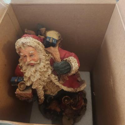 Vintage Heritage Santa Centerpiece Resin Figurine