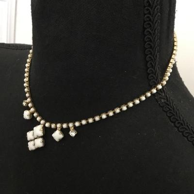 Beautiful vintage 50s white milk, glass and clear rhinestone choker necklace excellent condition