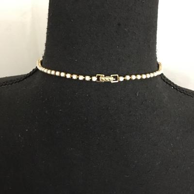 Beautiful vintage 50s white milk, glass and clear rhinestone choker necklace excellent condition