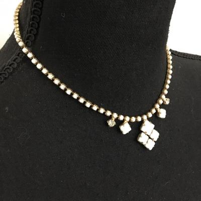 Beautiful vintage 50s white milk, glass and clear rhinestone choker necklace excellent condition