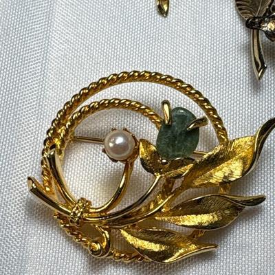 Floral motif brooches