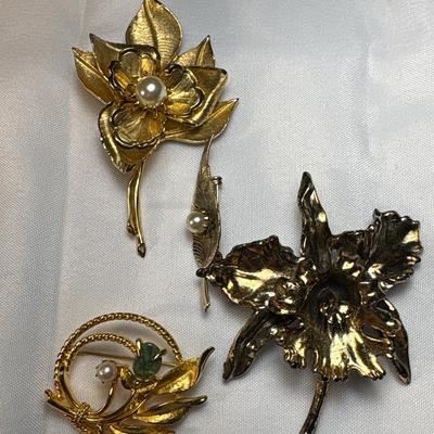 Floral motif brooches