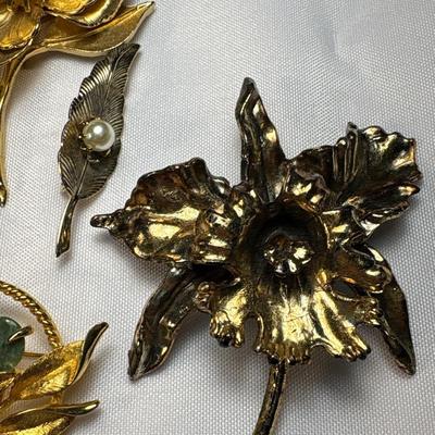 Floral motif brooches
