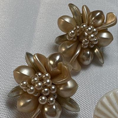 Vintage clip on earrings (Japan)