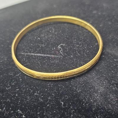 Vintage Gold-Tone Studded Bangle Bracelet – Classic Minimalist Design