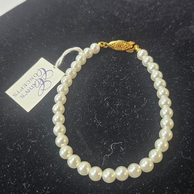 Classic Ivory Pearl Bracelet with Gold-Tone Clasp – Timeless Elegance
