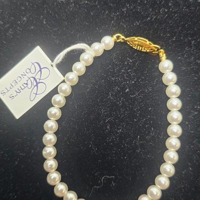 Classic Ivory Pearl Bracelet with Gold-Tone Clasp – Timeless Elegance