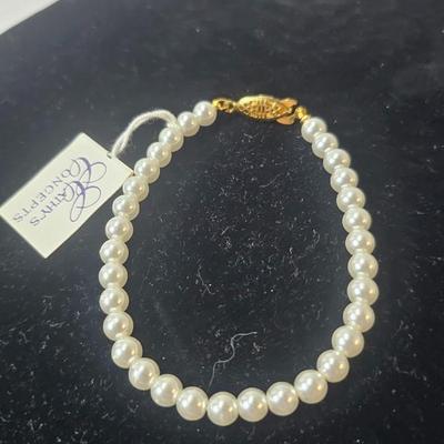 Classic Ivory Pearl Bracelet with Gold-Tone Clasp – Timeless Elegance