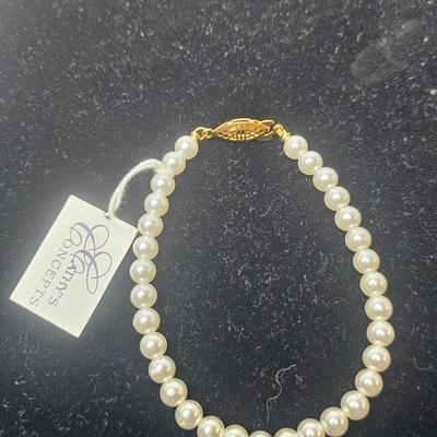 Classic Ivory Pearl Bracelet with Gold-Tone Clasp – Timeless Elegance