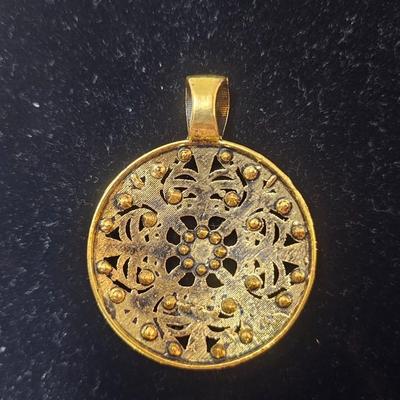 Vintage Gold-Tone Filigree Medallion Pendant – Ornate Round Statement Charm