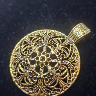 Vintage Gold-Tone Filigree Medallion Pendant – Ornate Round Statement Charm