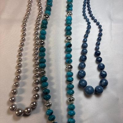 Sale Photo Thumbnail #268: See pics. The two plain necklaces are missing claps