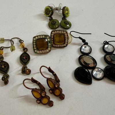 Sale Photo Thumbnail #554: 5 pairs of vintage earrings for pierced ears. All in good condition.