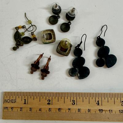Sale Photo Thumbnail #551: 5 pairs of vintage earrings for pierced ears. All in good condition.