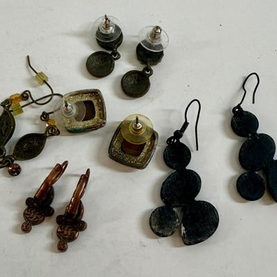 Sale Photo Thumbnail #553: 5 pairs of vintage earrings for pierced ears. All in good condition.