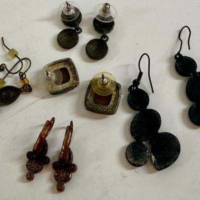 Sale Photo Thumbnail #552: 5 pairs of vintage earrings for pierced ears. All in good condition.