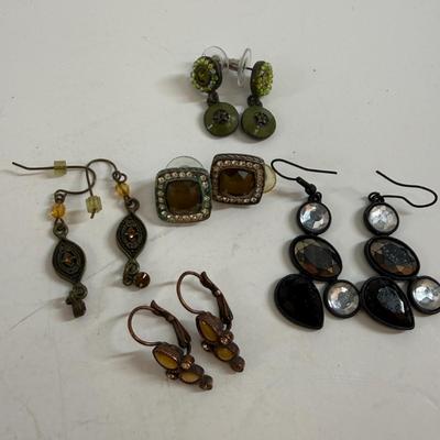 Sale Photo Thumbnail #555: 5 pairs of vintage earrings for pierced ears. All in good condition.