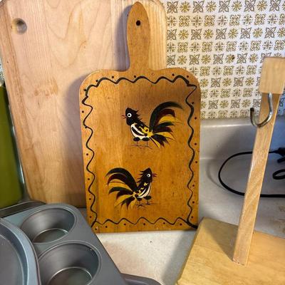 Like-new bakeware, cutting board & banana rack