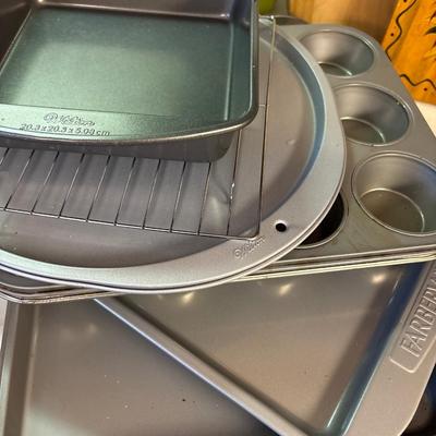 Like-new bakeware, cutting board & banana rack