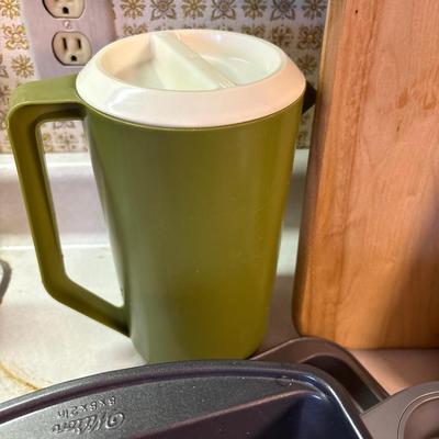 Like-new bakeware, cutting board & banana rack