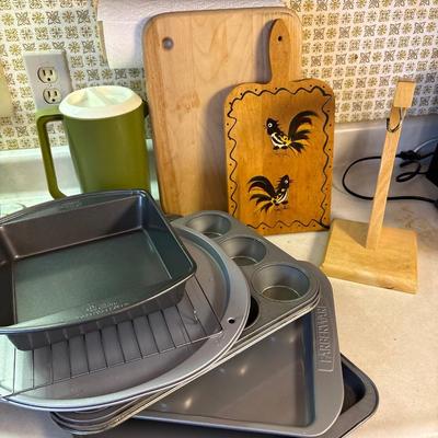 Like-new bakeware, cutting board & banana rack