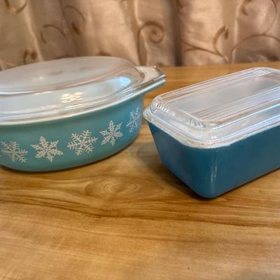 Pyrex turquoise snowflake casserole and Pyrex dish
