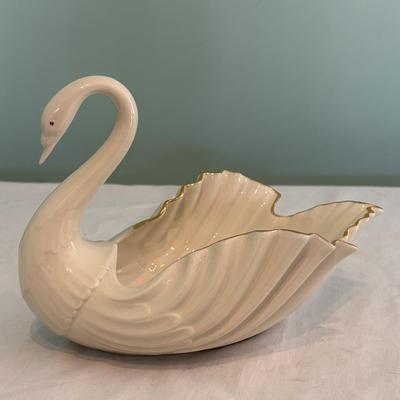 A Gaggle of Lenox Swan Bowl Collectibles (LR-SF)