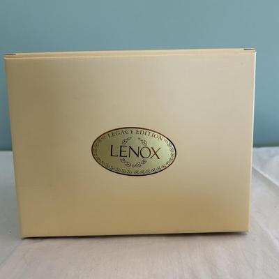 A Gaggle of Lenox Swan Bowl Collectibles (LR-SF)
