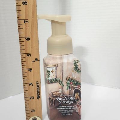 Bath and Body Works Santa’s Milk & Cookies Foaming Hand Soap Cozy Christmas Treat