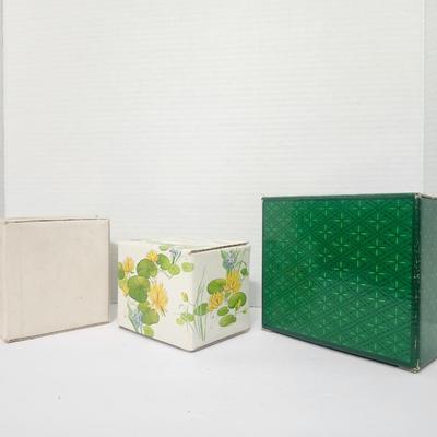 Avon Vintage Home Decor Gift Lot Fostoria Candle Holder Flirtatious Frog Pomander Emerald Accent