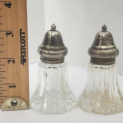 Leonard Japan Ribbed Glass Salt Pepper Shakers Silver Tone Lids Matching Table Set