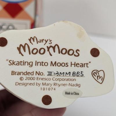 Vintage Mary's Moo Moos Figurine 2000 "Skating Into Moos Heart" W/Box