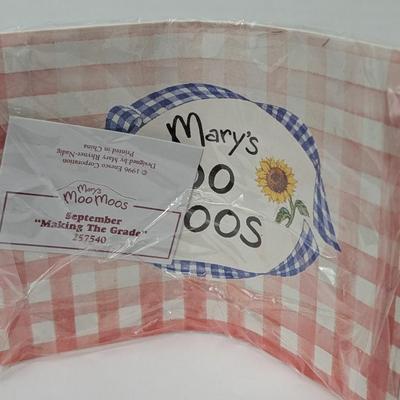 Vintage Mary's Moo Moos Figurine 1996 "Making The Grade" Enesco Cow School