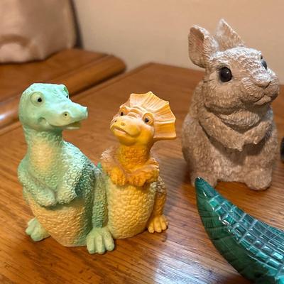 Figurines w/marble crocodile