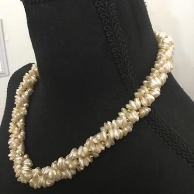 Beautiful vintage faux shell statement necklace