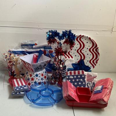 660 Large Fourth of July Melamine and Paper Table Decor
