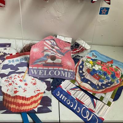 662 Lot of Fourth of July Yard Flags and Signs