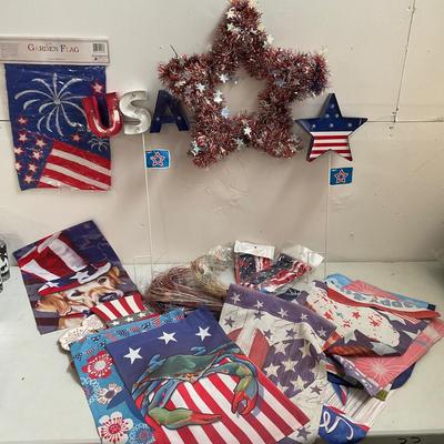 662 Lot of Fourth of July Yard Flags and Signs