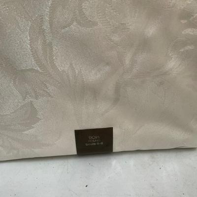666 New in Package Table Linens