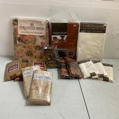 666 New in Package Table Linens