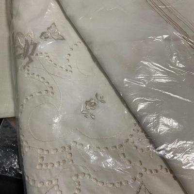667 Lot of Ivory and White Jacquard Linens