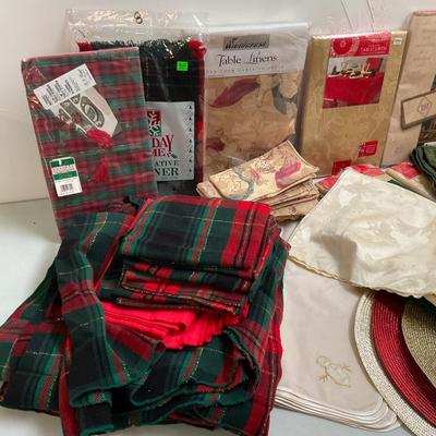 668 Lot of Holiday Linens