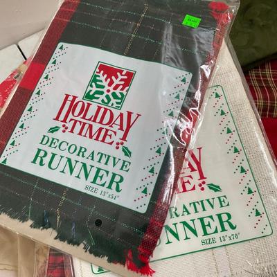 668 Lot of Holiday Linens